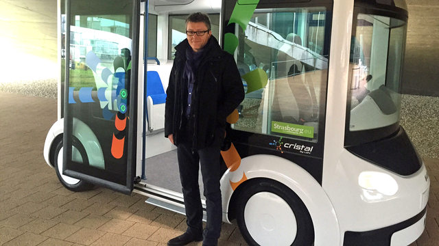 Thierry Chanard devant un véhicule Cristal à l'EPFL. [RTS]