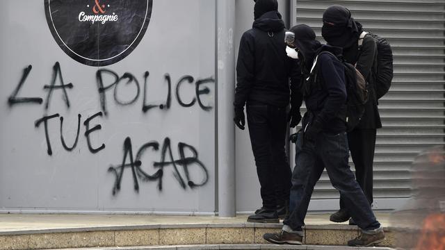 Des casseurs s'en sont pris aux devantures de commerces à Rennes. [AFP - Damien Meyer]