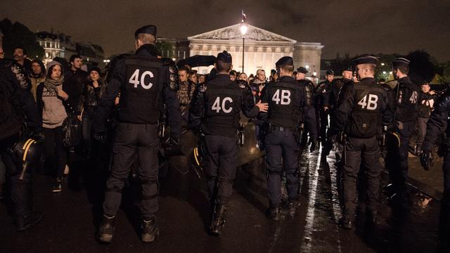 Des militants se sont réunis devant l'Assemblée mardi soir. [Benjamin Filarski / Hans Lucas]