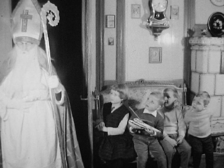 Le Saint Nicolas rend visite aux enfants en 1960. [RTS]