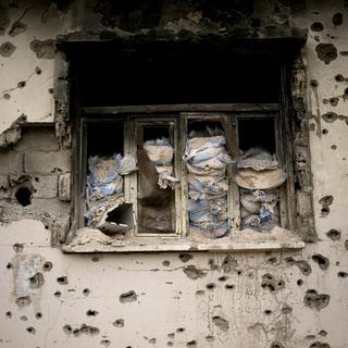 Un bâtiment criblé de balles à Homs. [AP Photo/Dusan Vranic]