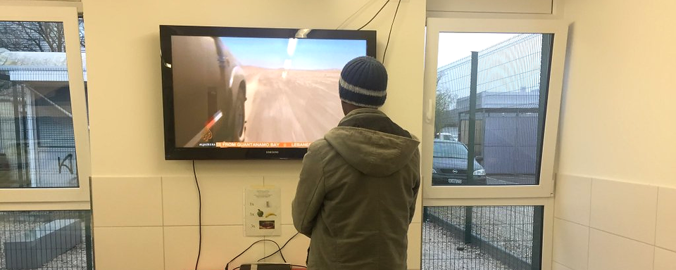 Un garçon regarde Al-Jazeera avant de prendre le chemin de l'école. [RTS - Nicolae Schiau]