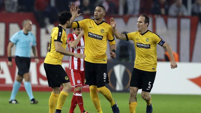 Guillaume Hoarau (au centre) a relancé YB au Pirée. [Thanassis Stavrakis]