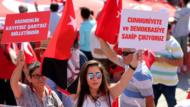 "Nous défendons la république et la démocratie", "La souveraineté appartient au peuple sans conditions", "Non au coup d'état, oui à la démocratie", proclamaient des pancartes. [ANADOLU AGENCY - AFP - Berk Ozkan]