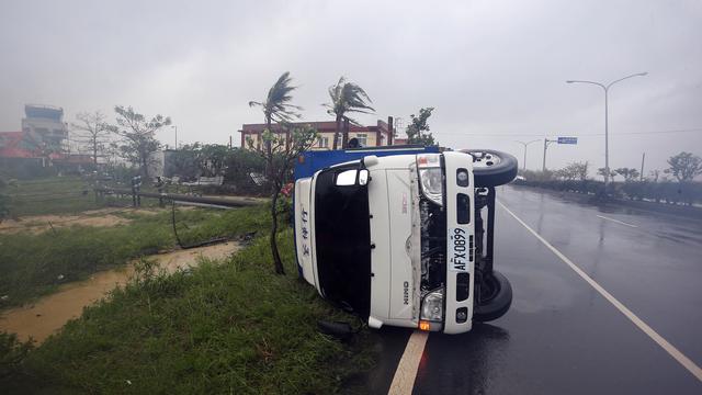 Un camion s'est renversé à cause des vents violents provoqués par le typhon Meranti. [XINHUA]