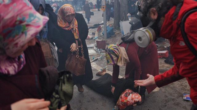 La police a réprimé les manifestants. [EPA/USAME ARI/ZAMAN NEWSPAPER]