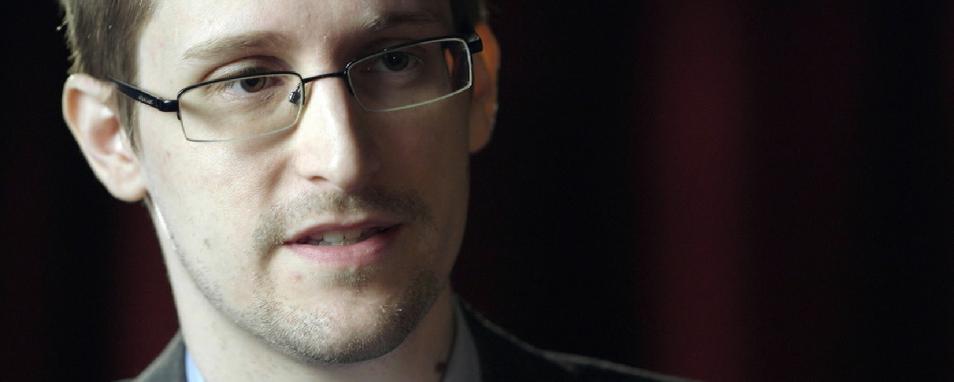 L'ancien agent de la CIA et consultant de la NSA Edward Snowden transmet plusieurs centaines de milliers de documents à deux journalistes américains. A partir de juin 2013, leur contenu est progressivement publié dans différents titres de presse. Les révélations portent sur la surveillance à grande échelle des télécommunications menée par la NSA. Depuis que son identité a été révélée, Edward Snowden vit caché en Russie. [RTS/Art Line Films]