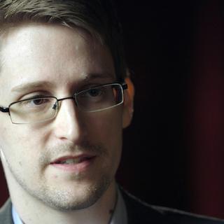 L'ancien agent de la CIA et consultant de la NSA Edward Snowden transmet plusieurs centaines de milliers de documents à deux journalistes américains. A partir de juin 2013, leur contenu est progressivement publié dans différents titres de presse. Les révélations portent sur la surveillance à grande échelle des télécommunications menée par la NSA. Depuis que son identité a été révélée, Edward Snowden vit caché en Russie. [RTS/Art Line Films]