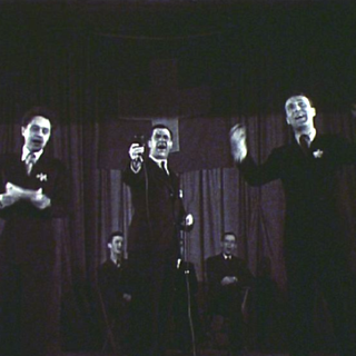 Jack Rollan et Roger Nordmann interprètent la chanson de la Chaîne du bonheur en 1946. [RTS]