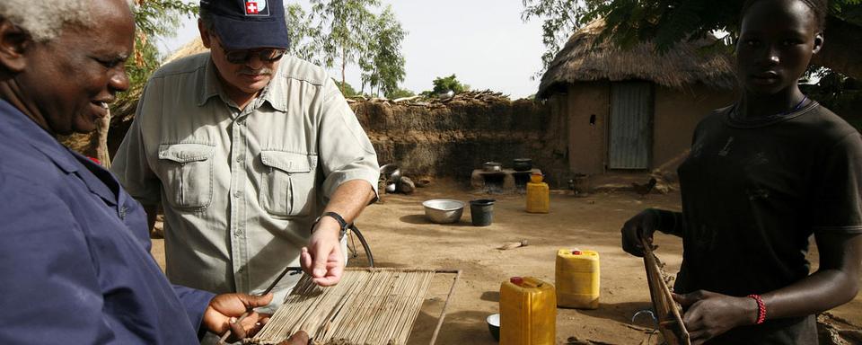 Un collaborateur de la DDC dans un village burkinabé en 2007. [Keystone - Alexandra Wey]