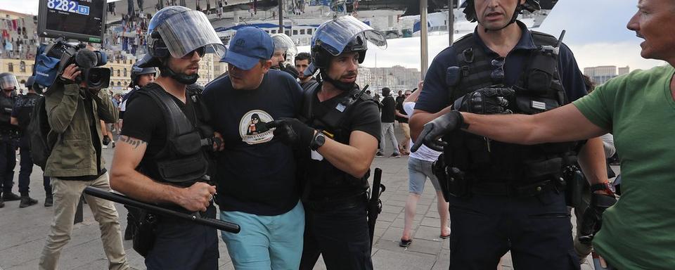 Un homme arrêté à Marseille vendredi. [AP/Keystone - Darko Bandic]