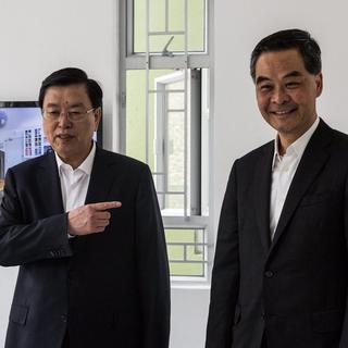 Le chef de l'exécutif hongkongais (à droite) a rencontré le président de l'assemblée populaire chinoise (à gauche). [keystone - EPA/Anthony Wallace/pool]