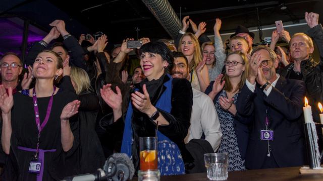 Les membres du parti pirate, dont leur "capitaine" Birgitta Jonsdottir, ont fêté les résultats provisoires du vote. [Reuters - Geirix]