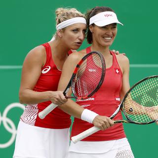 Martina Hingis et Timea Bacsinszky jouent pour une place en demi-finale du tournoi olympique. [Keystone - Peter Klaunzer]