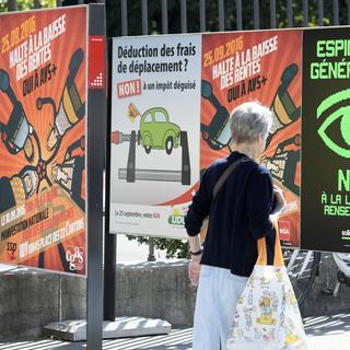 Affiches de campagne à Genève. [Keystone - Martial Trezzini]