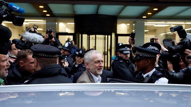 Jeremy Corbyn quitte la réunion du comité exécutif du Parti travailliste, dans le centre de Londres. [Reuters - Paul Hackett]