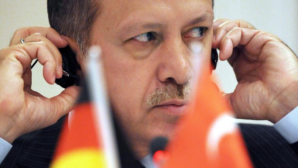 Recep Tayyip Erdogan, alors Premier ministre turc, lors d'une visite en Allemagne en avril 2009. [EPA/Keystone - Peter Steffen]