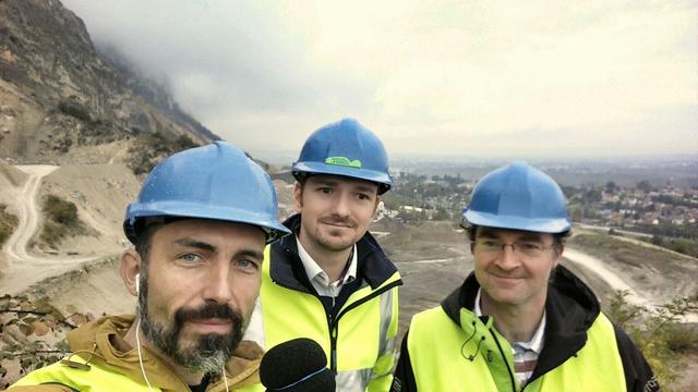 Adrien Zerbini avec de gauche à droite Bernard Chavaz et Patrice Prunier. [RTS - Adrien Zerbini]