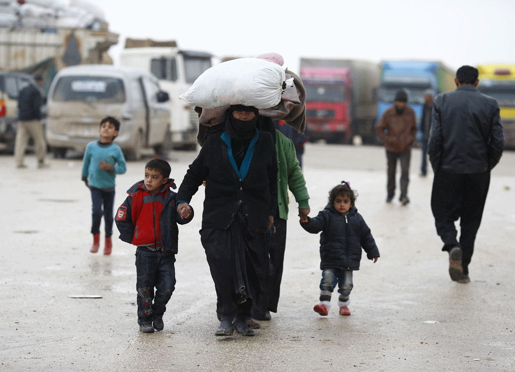 Les réfugiés fuient la ville d'Alep. [Reuters - Osman Orsal]