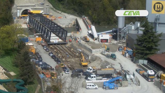 Vue aérienne de l'opération de poussage du pont de l'Arve [CEVA / freestudios]