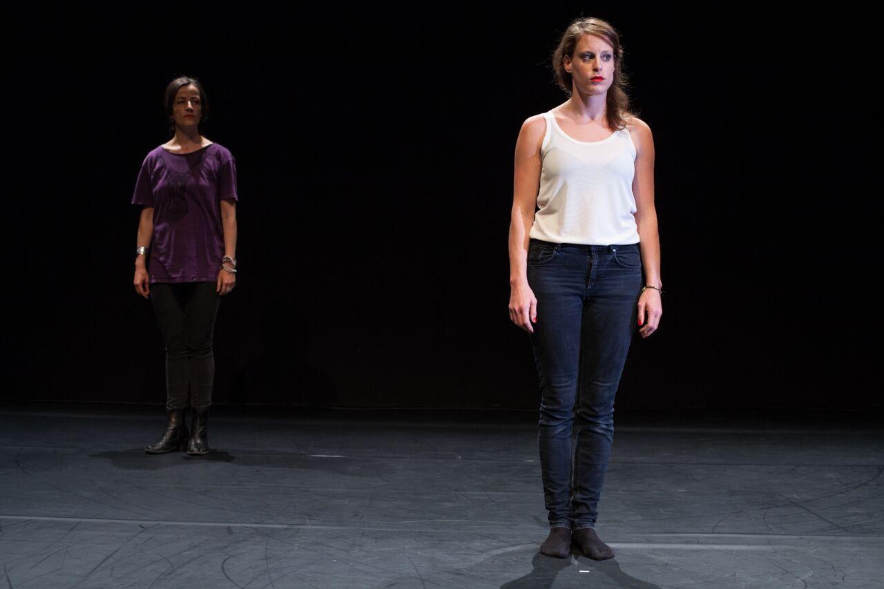 Julia Perazzini (devant) et Géraldine Chollet dans la pièce "King Kong Théorie". [Théâtre de Saint-Gervais - Philippe Weissbrodt]