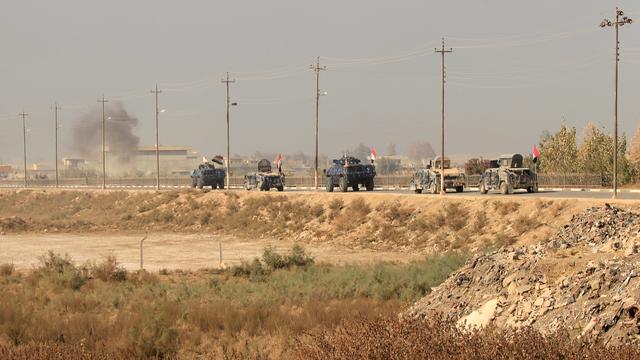 Les forces irakiennes avancent au-delà de la ville de Hamam al-Alil en direction de Mossoul. [REUTERS - Thaier Al-Sudani]