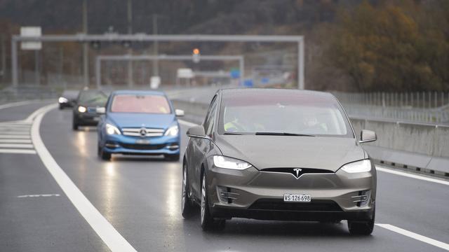 Le dernier tronçon de l'A9 entre Loèche et Gampel, inauguré le 25.11.2016. [Keystone - Jean-Christophe Bott]