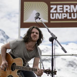 Le chanteur Andrea Bignasca sur scène au Zermatt Unplugged Festival, 14 avril 2015. [Keystone - Jean-Christophe Bott]