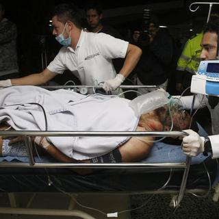 L'un des joueurs brésiliens blessés est emmené à l'hôpital. [EPA/Keystone - Luis Eduardo Noriega A.]