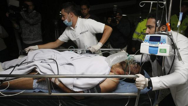 L'un des joueurs brésiliens blessés est emmené à l'hôpital. [EPA/Keystone - Luis Eduardo Noriega A.]