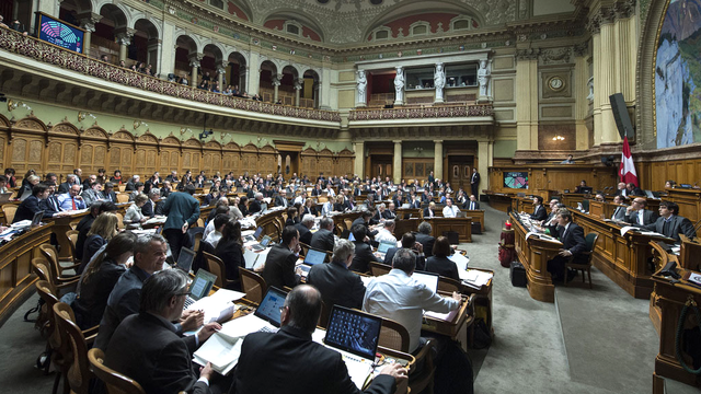 La grande bataille politique débutera fin août avec une séance de la commission des institutions politiques du National. [Keystone - Peter Schneider]