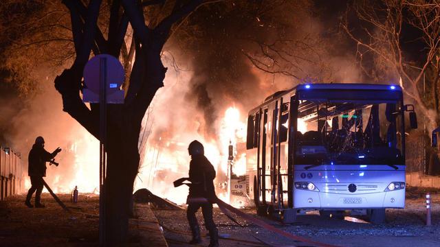 Des bus militaires ont été visés par l'attentat à la voiture piégée à Ankara. [STR/EPA/Keystone]