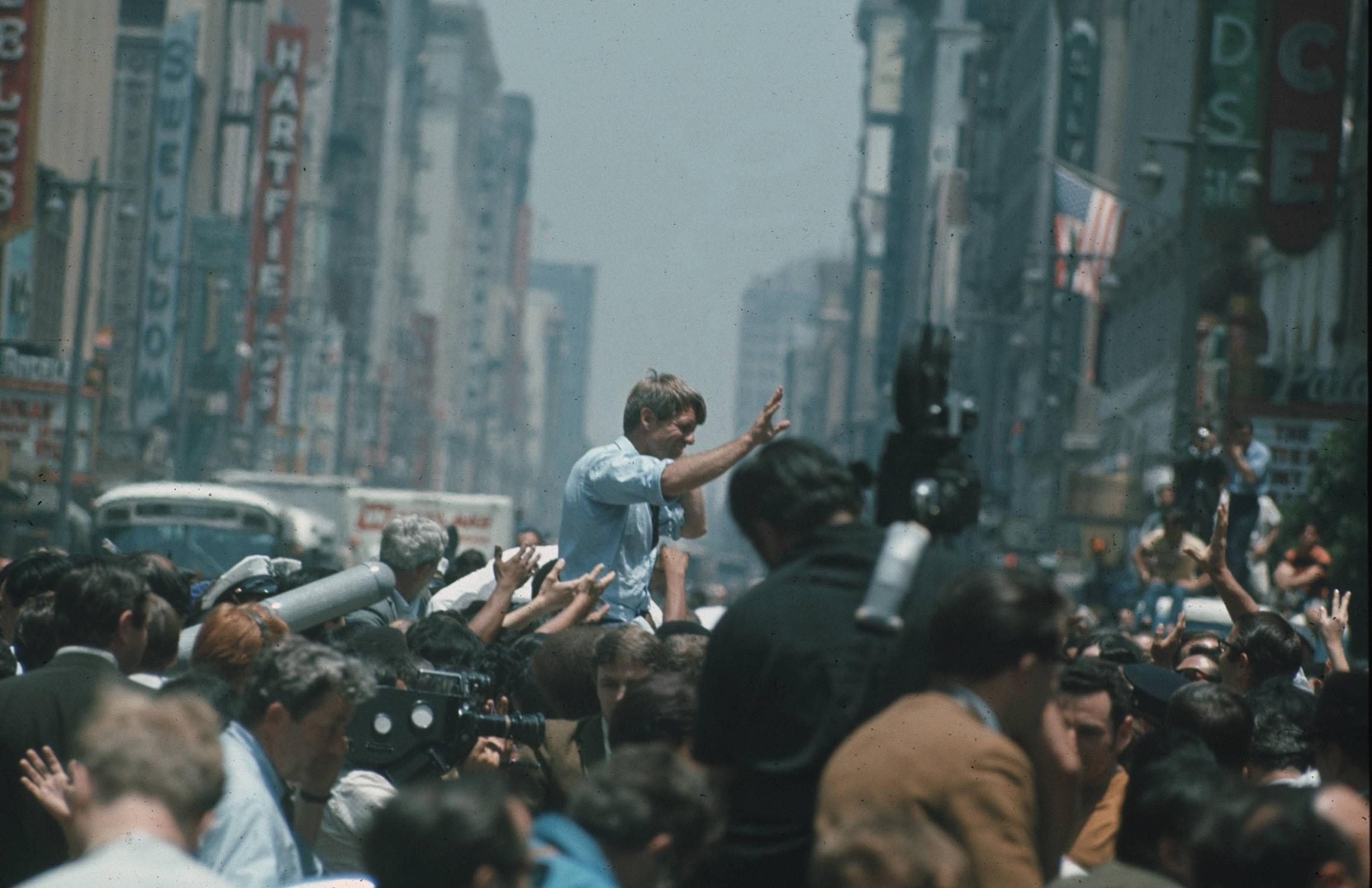 Bob Kennedy en campagne électorale en 1968. [RTS - Jean-Jacques Lagrange]