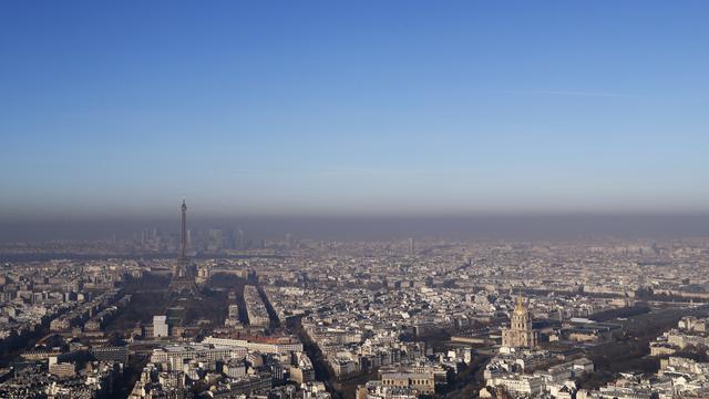 Cette photo, prise le 5 décembre depuis la Tour Montparnasse montre le nuage de pollution sur Paris.