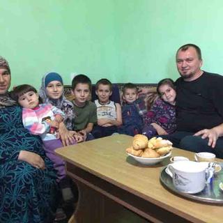 Lenia Mustafa et leur six enfants tatars de Crimee en exil a Lviv. [Fabien Hunenberger]