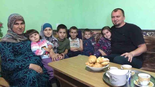 Lenia Mustafa et leur six enfants tatars de Crimee en exil a Lviv. [Fabien Hunenberger]