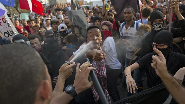 Des manifestants sur le passage de la torche olympique. [Keystone - AP Photo/Leo Correa]