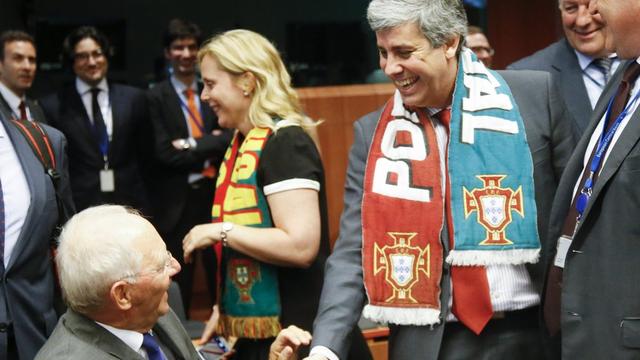 Le ministre des Finances portugais est apparu plutôt détendu à la réunion de l'eurogroupe au lendemain de la victoire portugaise à l'Euro de football. [EPA/OLIVIER HOSLET]