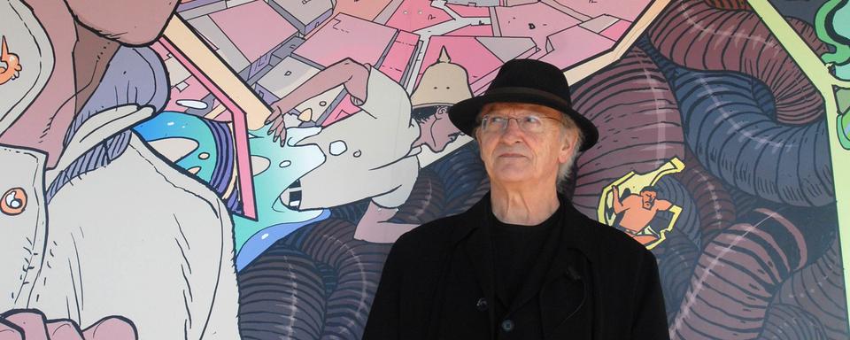 Moebius pose devant une fresque tirée d'un de ses albums, le 9 février 2008 à Poitiers. [AFP - Alain Jocard]