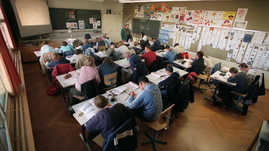 La conférence scolaire de la ville de Berne recommande de retarder le début des cours à l'école secondaire. [Keystone - Gaetan Bally]