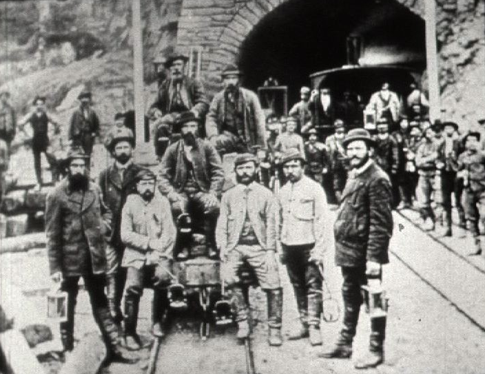 Ouvriers du chantier du premier tunnel ferroviaire du Gothard. [RTS - Emission Le Magazine, 1965]