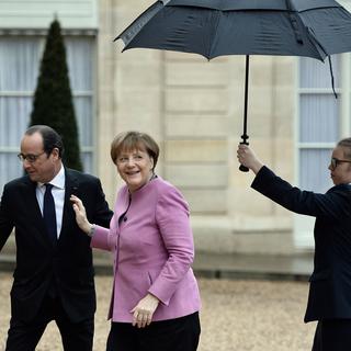 François Hollande a accueilli Angela Merkel dans la cour de l'Elysée ce vendredi matin. [AFP - Stéphane de Sakutin]