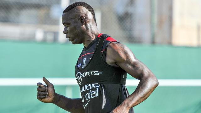 Mario Balotelli s'entraîne dur avec ses nouveaux coéquipiers. [Norbert Scandella]