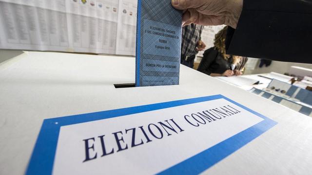 Plus de 13 millions d'Italiens votaient pour des élections municipales partielles. [EPA/Keystone - Massimo Percossi]