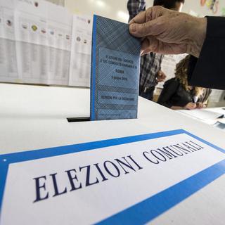 Plus de 13 millions d'Italiens votaient pour des élections municipales partielles. [EPA/Keystone - Massimo Percossi]