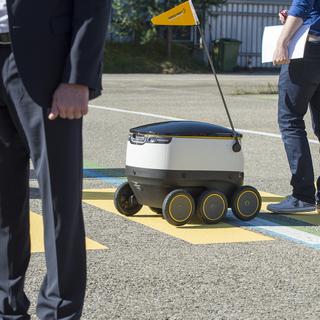 La Poste suisse a présenté à Berne le robot livreur de colis qu'elle va tester dès septembre. [Keystone - Lukas Lehmann]