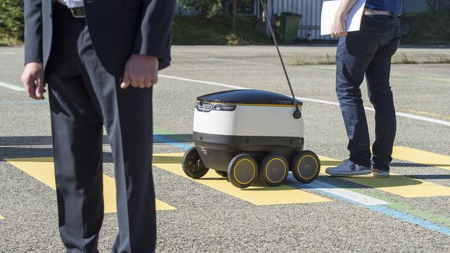 La Poste suisse a présenté à Berne le robot livreur de colis qu'elle va tester dès septembre. [Keystone - Lukas Lehmann]