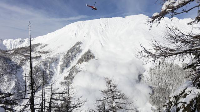 Les chercheurs du SLF déclenchent une avalanche près d'Anzère (VS), en janvier 2015. [Gaetan Bally]