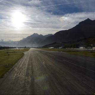 Vue aérienne de la piste d'atterrissage à l'aéroport de Sion, en Valais. [Keystone - Laurent Gillieron]
