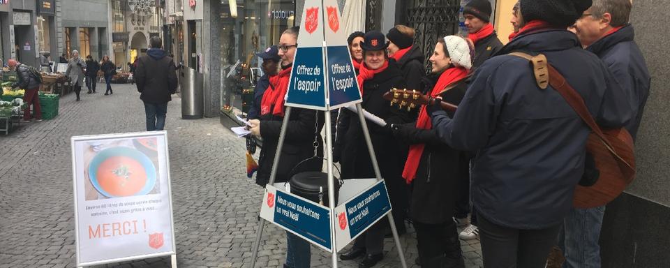 Des membres de l'Armée du Salut dans les rues de Lausanne. [RTS - Jordan Davis]